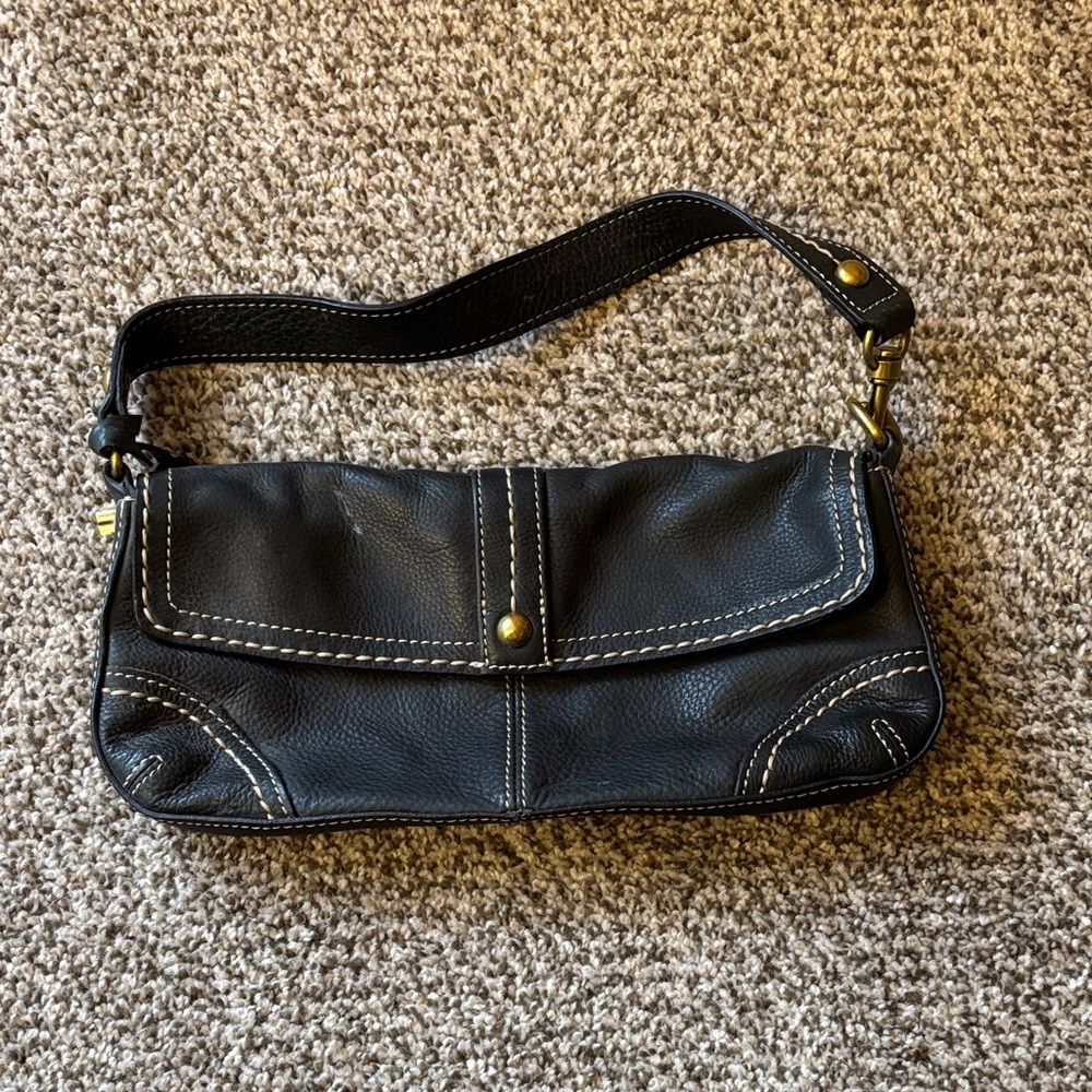 Y2K Vintage Fossil black leather shoulder bag with brass accents